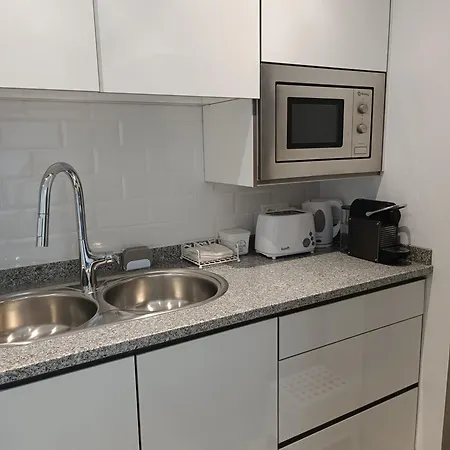 Cachinnans & Hostel *