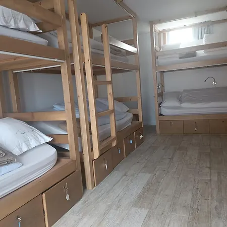 Cachinnans & Hostel *